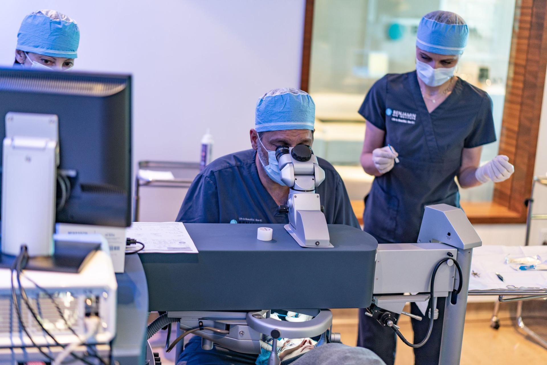 How to Choose your LASIK Surgeon
