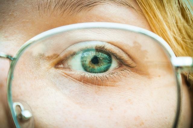 Lente intraocular tórica